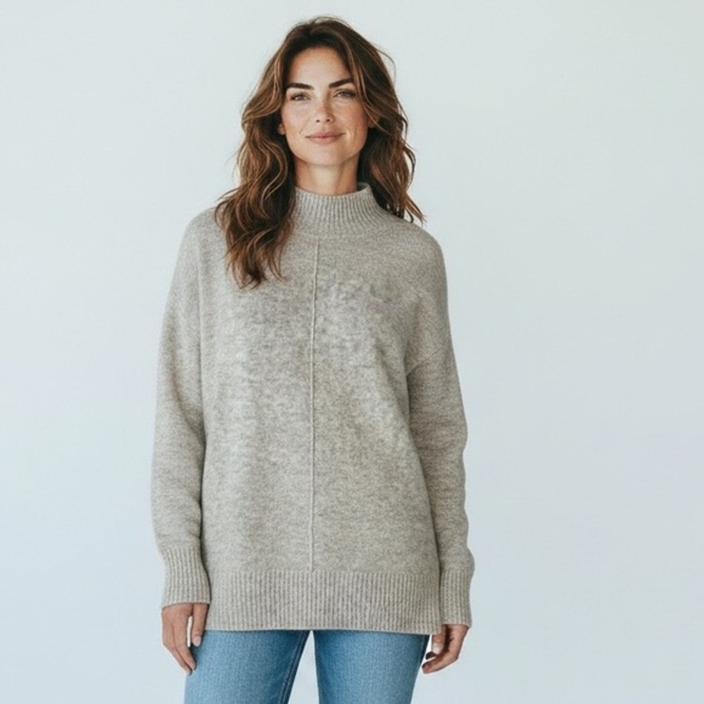 NWOT Jessica Simpson oversized turtleneck sweater, light gray, size Medium